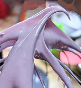 בלילת מקרונים לאחר הקצפה ולפני אבקות