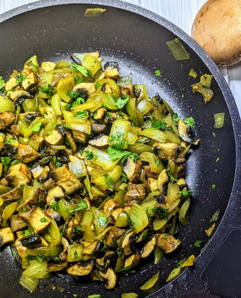 סלט פטריות מוקפצות עם בצל ושום, מוגש חם לצד טחינה או חומוס